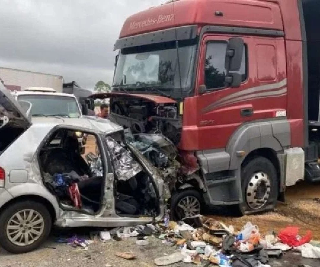 Fiat Palio com placa de São Paulo seguia para a Bahia. Ninguém sobreviveu ao acidente -  (crédito: Fotos: Divulgação/CBMMG)