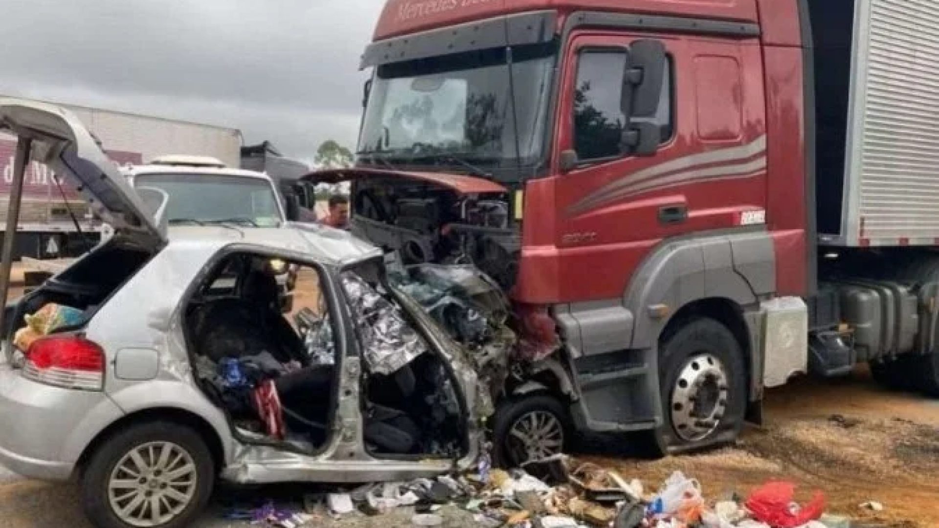 Fiat Palio com placa de São Paulo seguia para a Bahia. Ninguém sobreviveu ao acidente -  (crédito: Fotos: Divulgação/CBMMG)