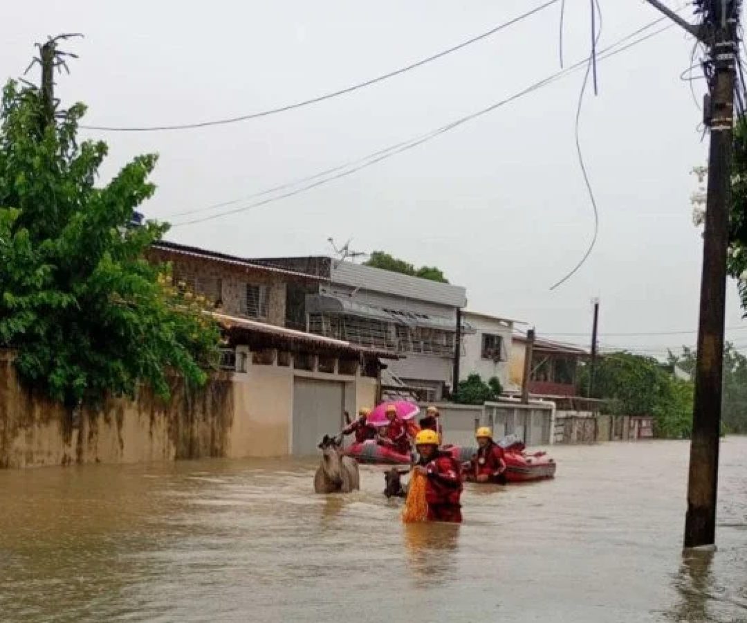 Bombeiros usam botes para retirar moradores dos bairros alagados pelas chuvas que atingem a Região Metropolitana de Recife desde sexta-feira -  (crédito:  CBM-PE/Divulgação)
