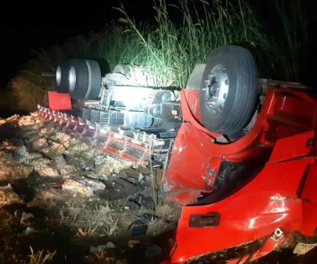 Com o impacto, a carga de batatas transportada pelo caminhão ficou espalhada às margens da via -  (crédito: PRF/Reprodução)