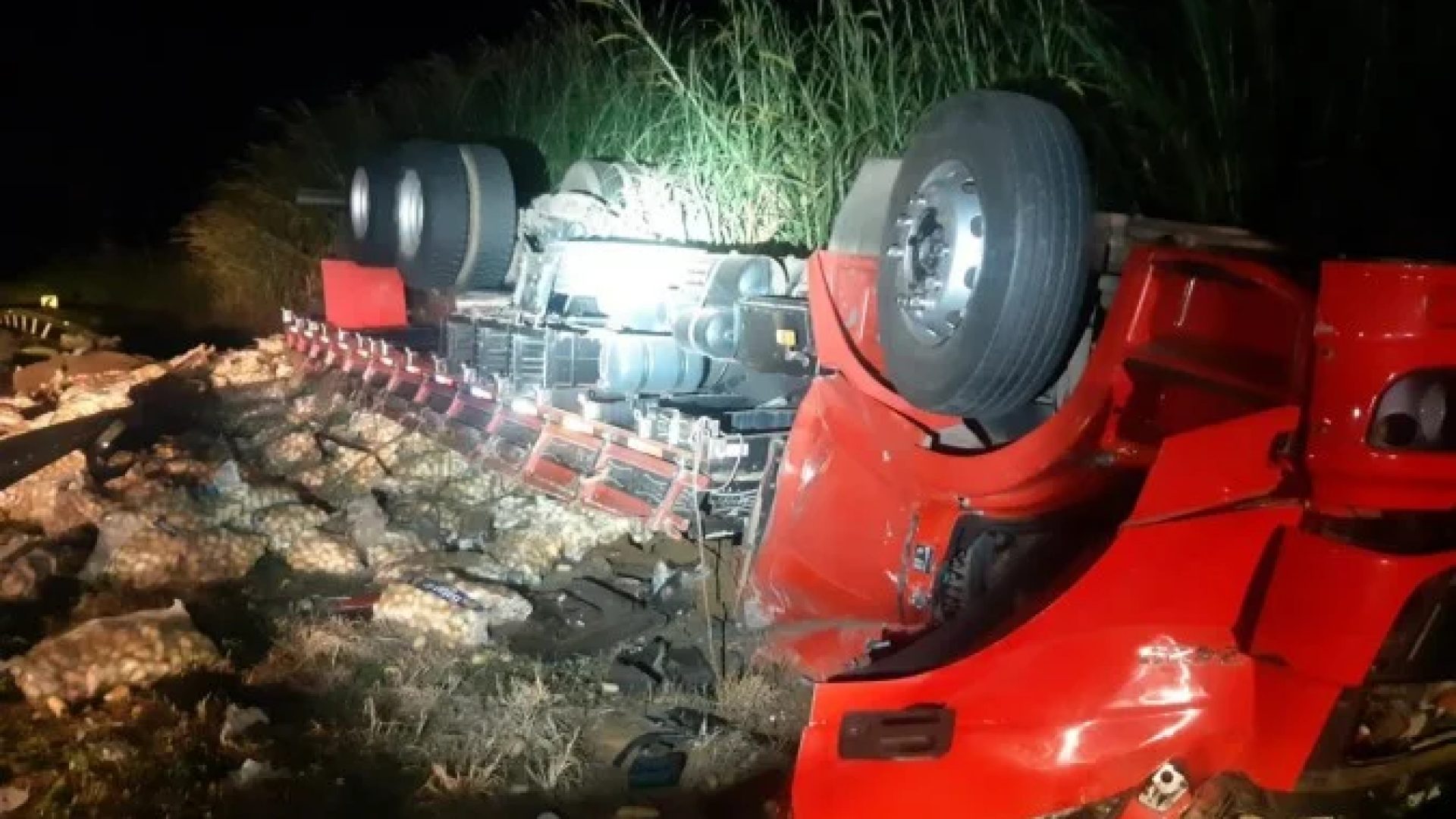 Com o impacto, a carga de batatas transportada pelo caminhão ficou espalhada às margens da via -  (crédito: PRF/Reprodução)