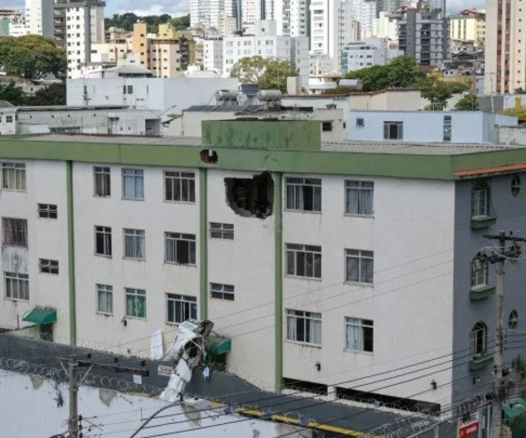 O avi&atilde;o monomotor saiu do Aeroporto da Pampulha e seguia para S&atilde;o Paulo. Ap&oacute;s a decolagem, a aeronave perdeu for&ccedil;a e atingiu um pr&eacute;dio no Bairro Silveira, em BH -  (crédito: Leandro Couri/EM/D.A.Press)