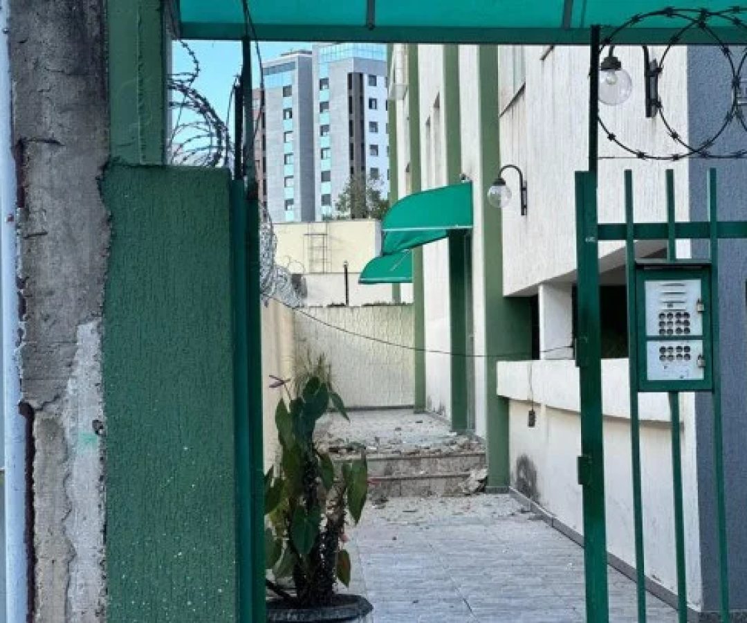 Gradualmente o prédio está sendo limpo e a rotina dos moradores volta a normalidade -  (crédito: Quéren Hapuque/EM/D.A.Press)