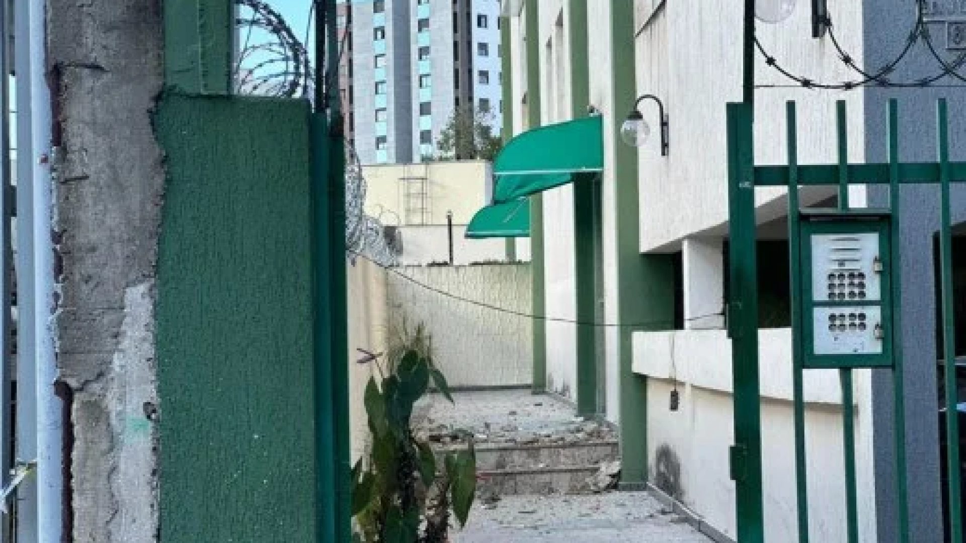 Gradualmente o prédio está sendo limpo e a rotina dos moradores volta a normalidade -  (crédito: Quéren Hapuque/EM/D.A.Press)