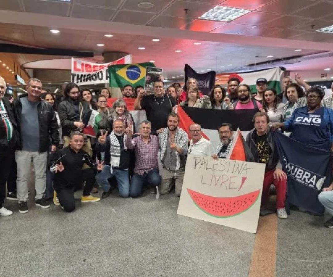 Durante discurso feito após o desembarque, Thiago afirmou que ele e outros ativistas foram interceptados