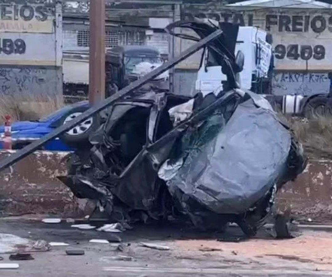 Acidente na região Oeste da capital mineira deixou ao menos duas pessoas feridas e causou grande congestionamento no sentido Vitória -  (crédito: Reprodução/Redes Sociais)