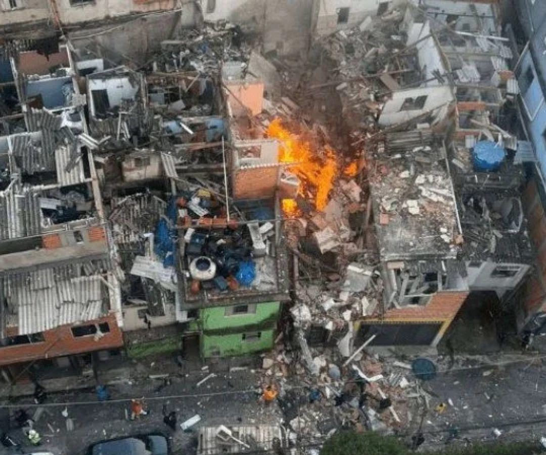 Explosão atingiu dezenas de imóveis, deixou três pessoas feridas e causou a morte de um homem de 49 anos -  (crédito: Reprodução/Corpo de Bombeiros)