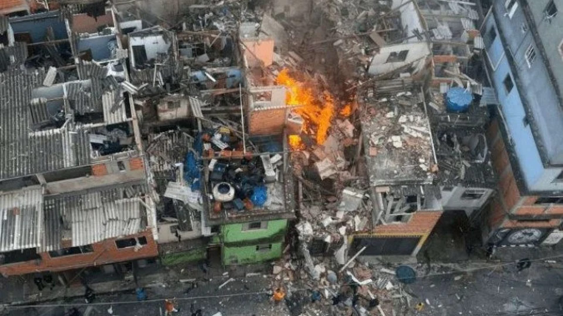 Explosão atingiu dezenas de imóveis, deixou três pessoas feridas e causou a morte de um homem de 49 anos -  (crédito: Reprodução/Corpo de Bombeiros)
