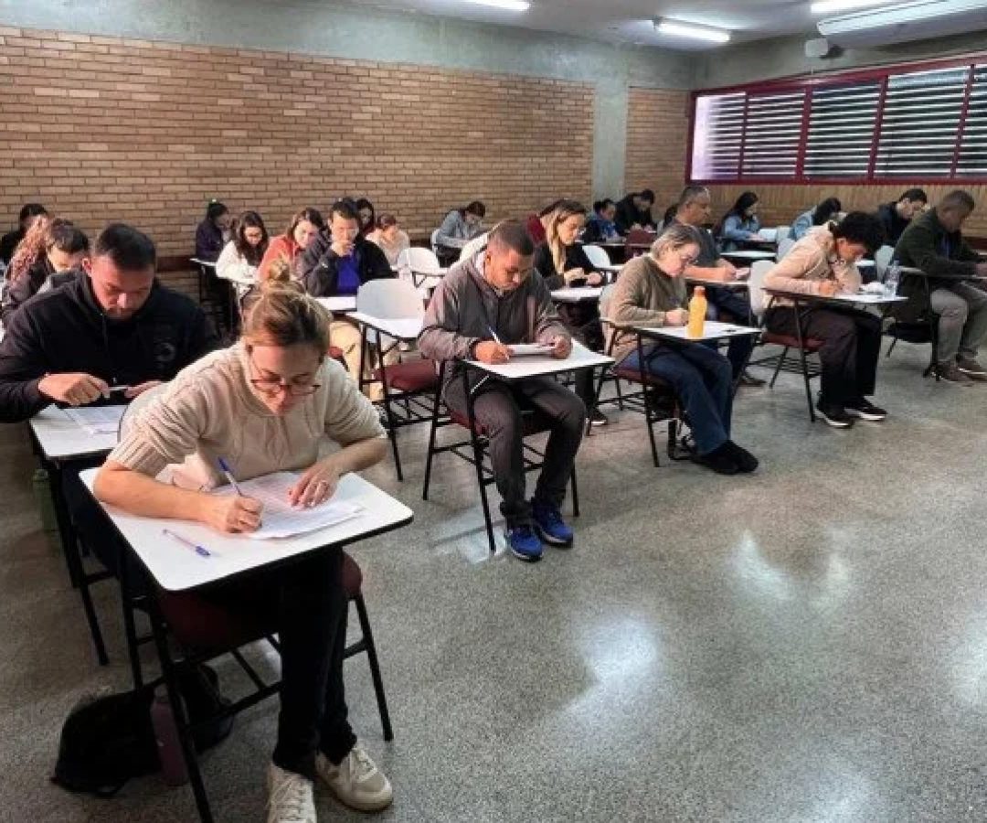 Candidatos para os cargos de agente social e técnico administrativo testaram seus conhecimentos -  (crédito: Renato Raphael/Divulgação)