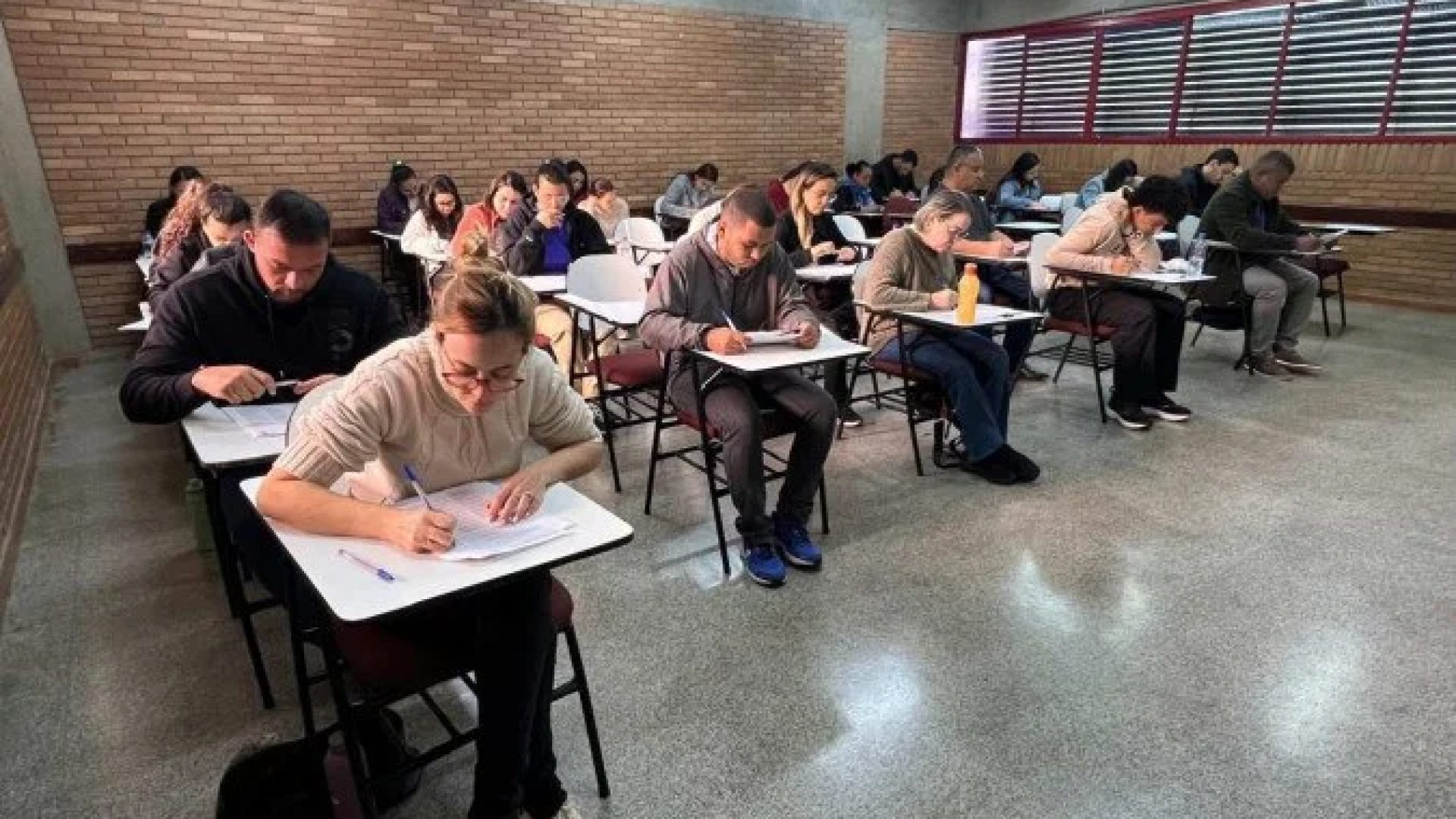 Candidatos para os cargos de agente social e técnico administrativo testaram seus conhecimentos -  (crédito: Renato Raphael/Divulgação)