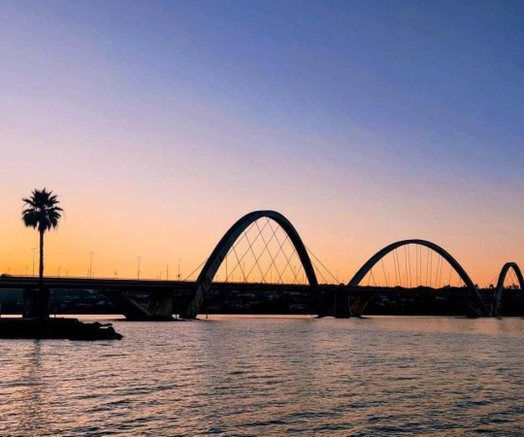 Orla do Lago Paranoá traz à cidade um clima litorâneo -  (crédito: ED ALVES/CB/D.A.Press)