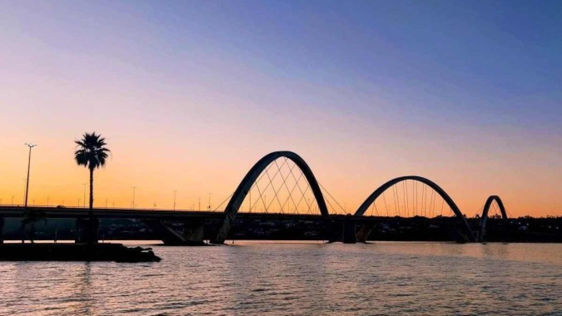 Orla do Lago Paranoá traz à cidade um clima litorâneo -  (crédito: ED ALVES/CB/D.A.Press)