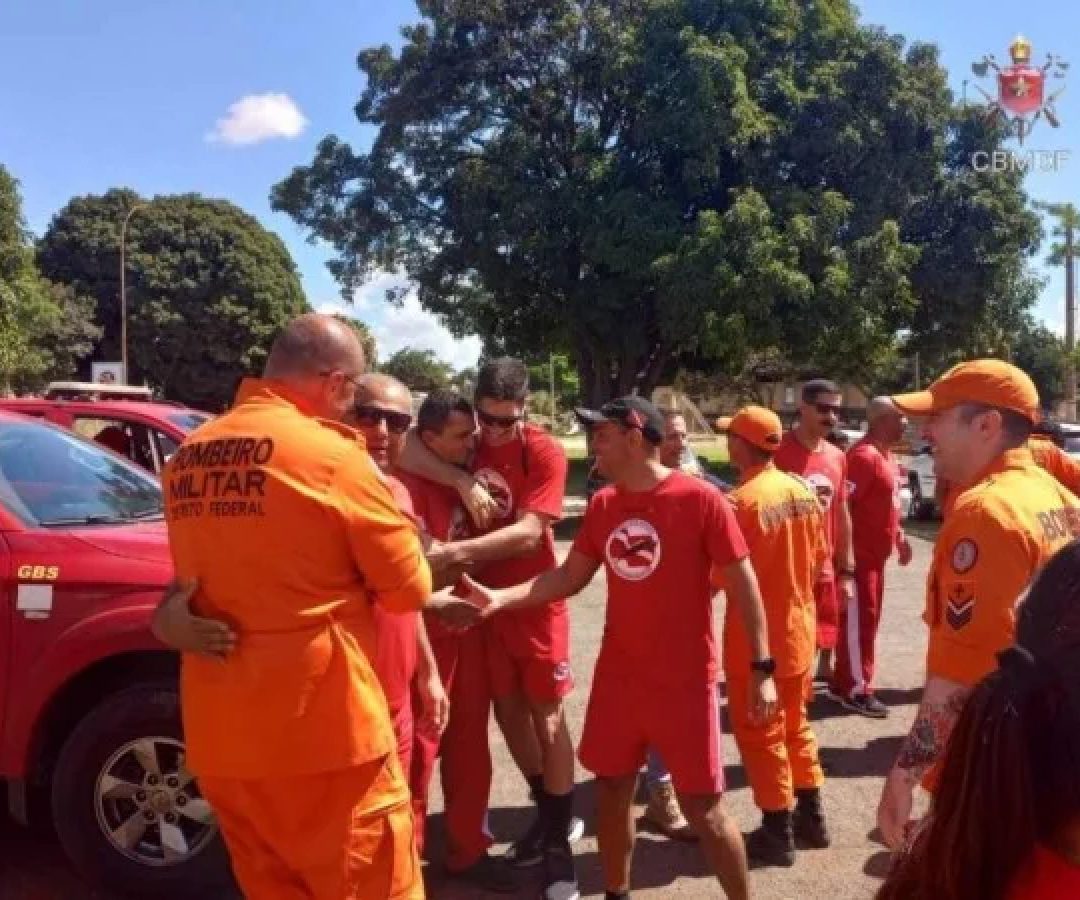 A equipe foi recebida pelo alto comando da corporação e por familiares e amigos dos militares no Grupamento de Busca e Salvamento do Corpo de Bombeiros Militar do DF (CBMDF) -  (crédito: Divulgação/CBMDF)