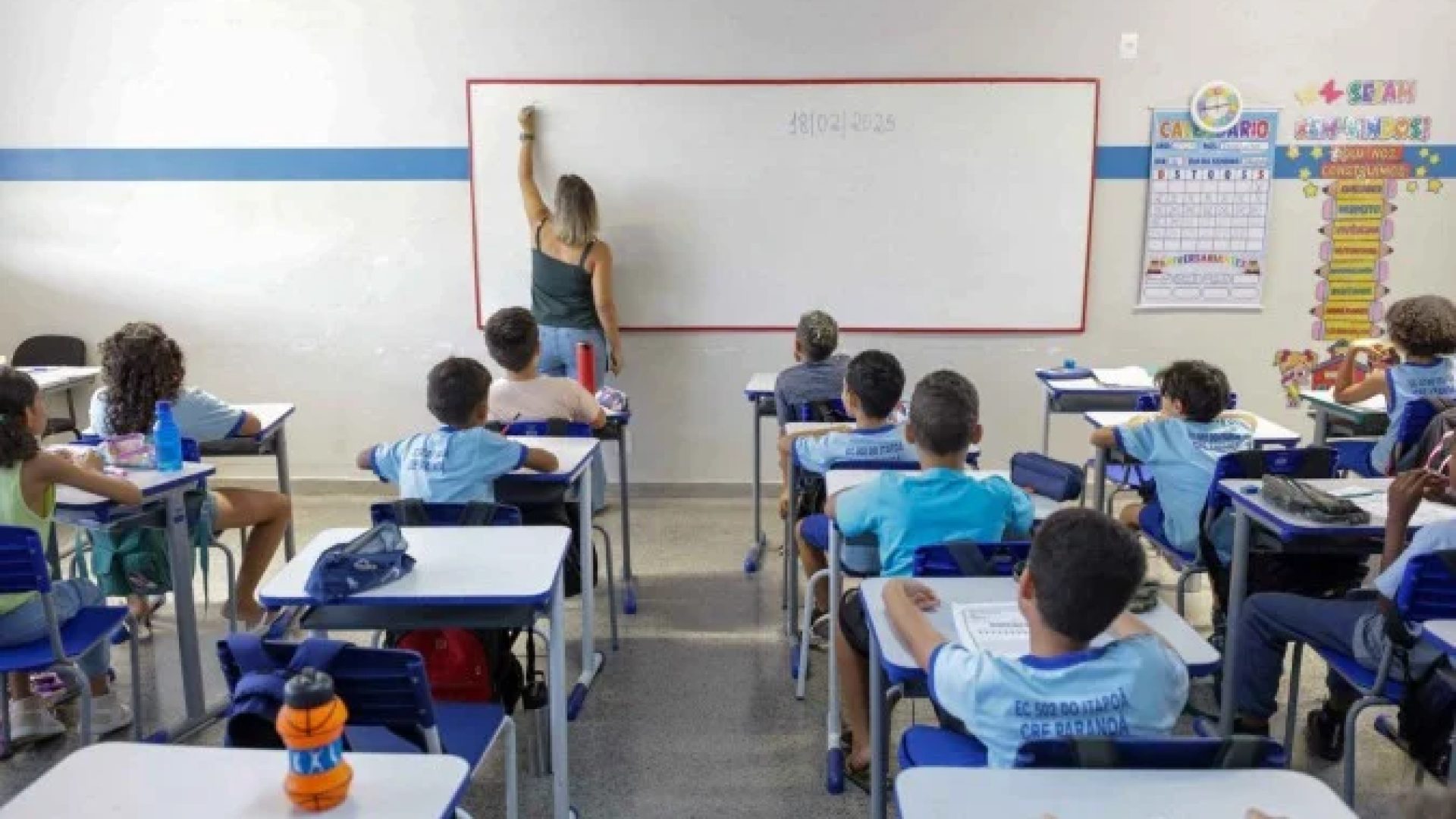 Entre os cargos contemplados está o de professor da educação básica -  (crédito: Tony Oliveira/Agência Brasília)