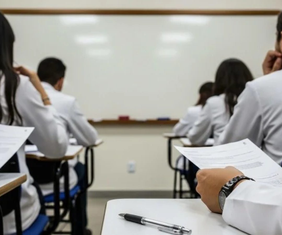 Representação de estudantes de medicina em sala de aula, com base na nota oficial divulgada pela Associação Médica Brasileira, em relação ao resultado do Enamed 2025 -  (crédito: Whisk/Google IA)