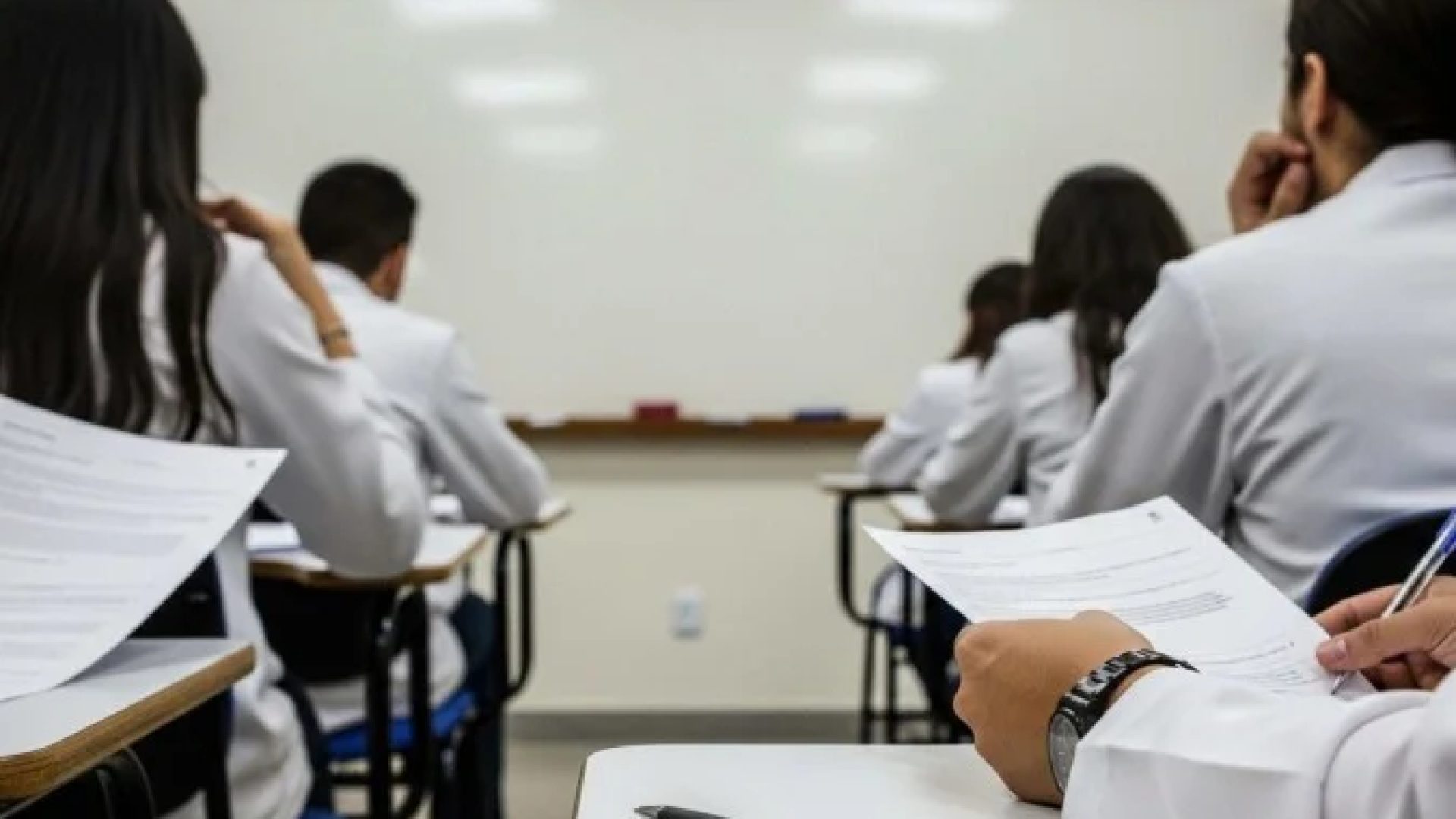 Representação de estudantes de medicina em sala de aula, com base na nota oficial divulgada pela Associação Médica Brasileira, em relação ao resultado do Enamed 2025 -  (crédito: Whisk/Google IA)