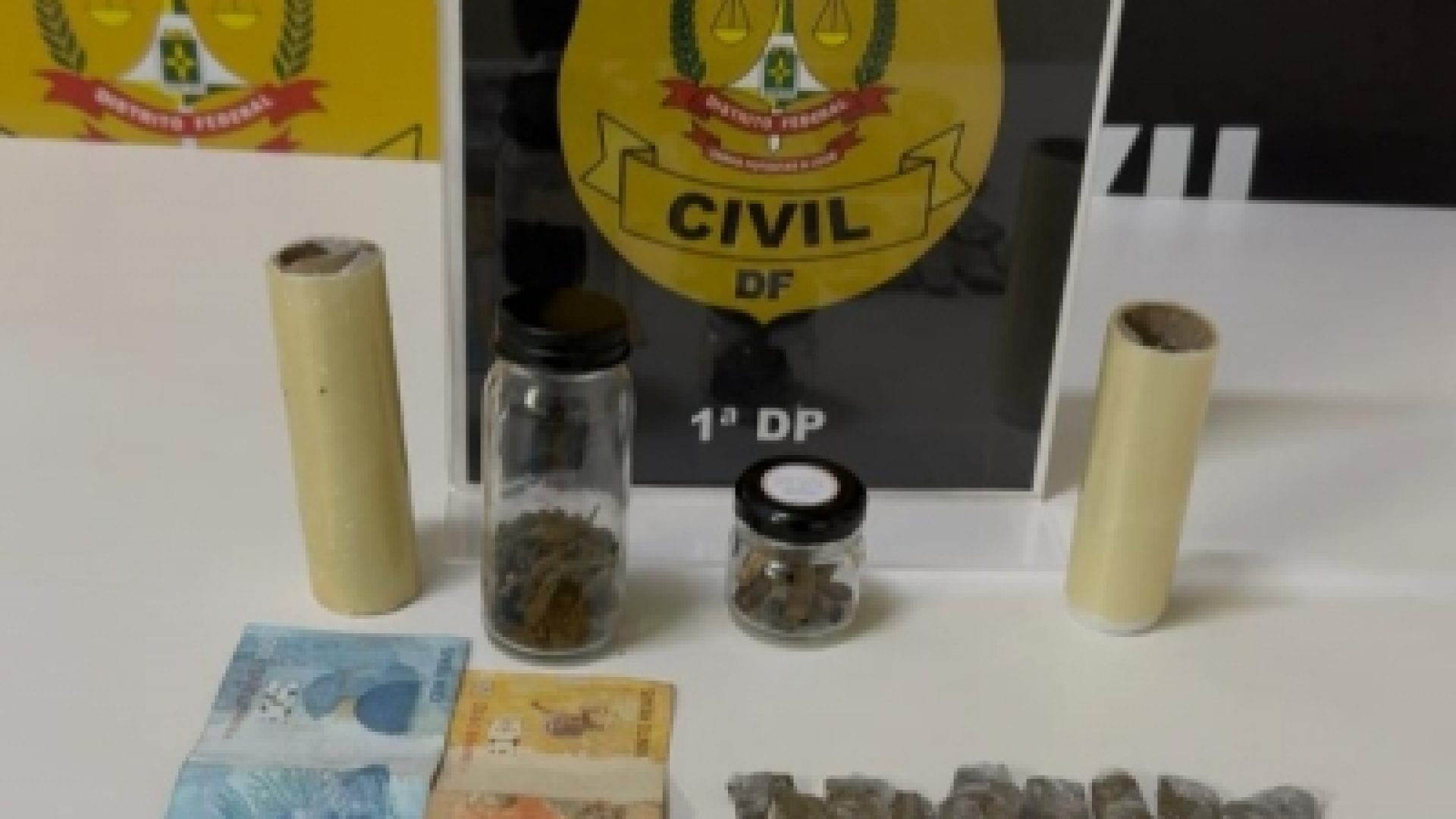 1ªDP prende casal em flagrante por tráfico de drogas
