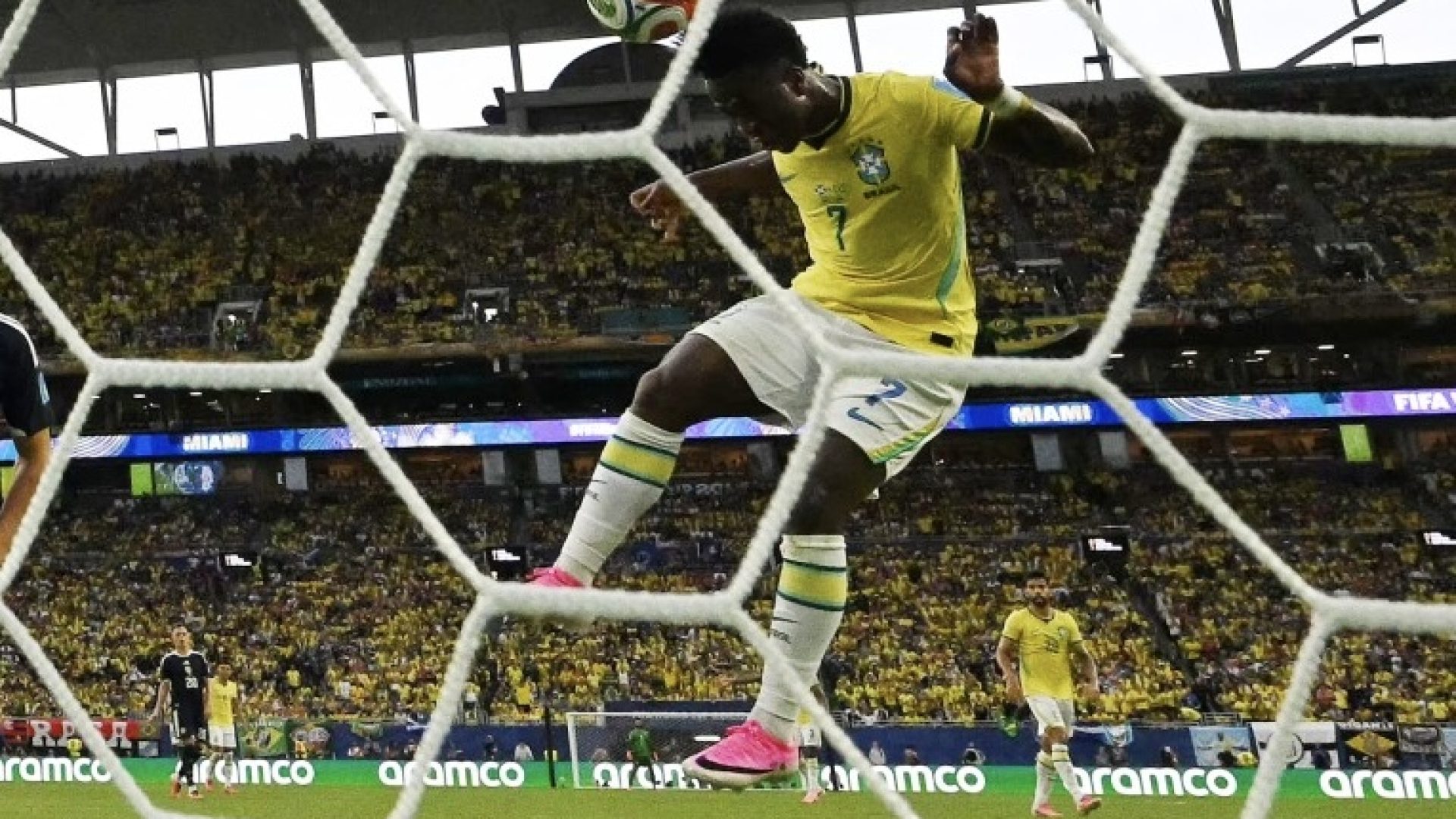 Os profetas da Copa desafiam os santos do Brasil