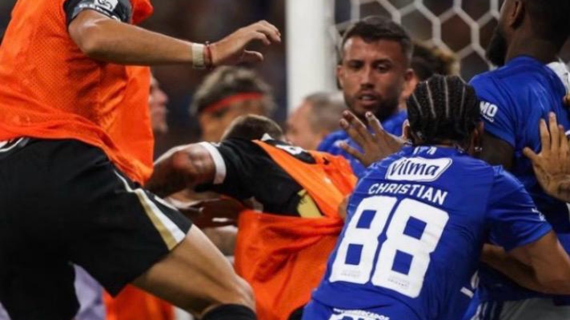 Violência no Mineirão é tão vergonhosa quanto os 7 x 1; a solução talvez seja jogo com “time único”