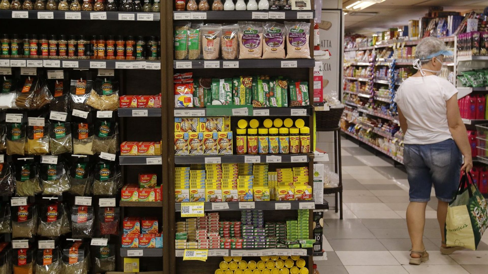 Fabricação de produto alimentício gerou mais emprego em 2024, diz IBGE