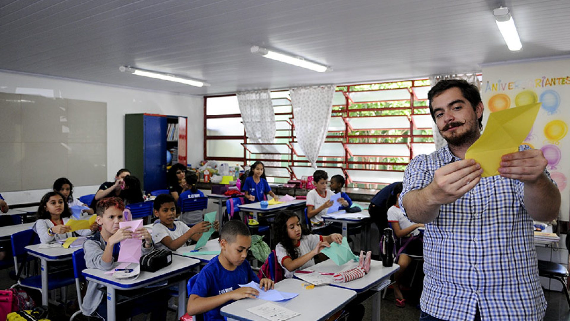 Lei inclui educação política e cidadania no currículo da educação básica — Senado Notícias