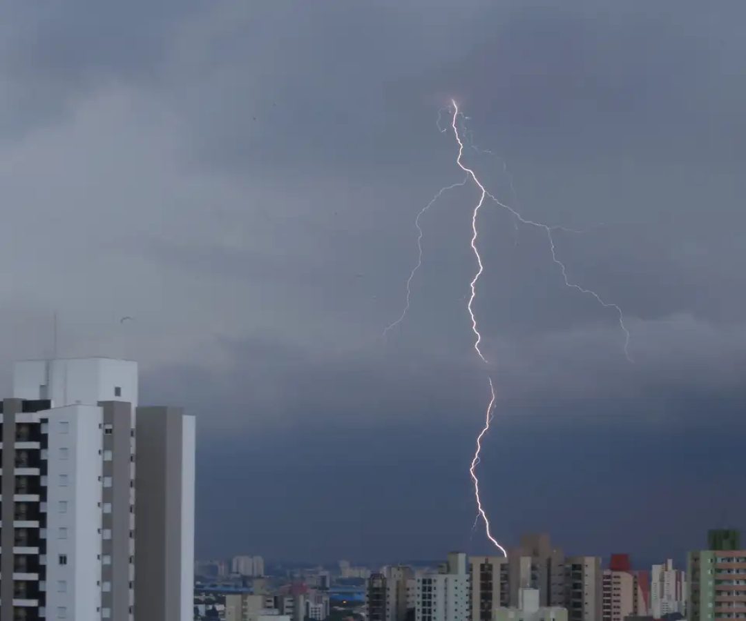 Chuva em SP provoca alagamentos e deixa zona leste em estado de alerta
