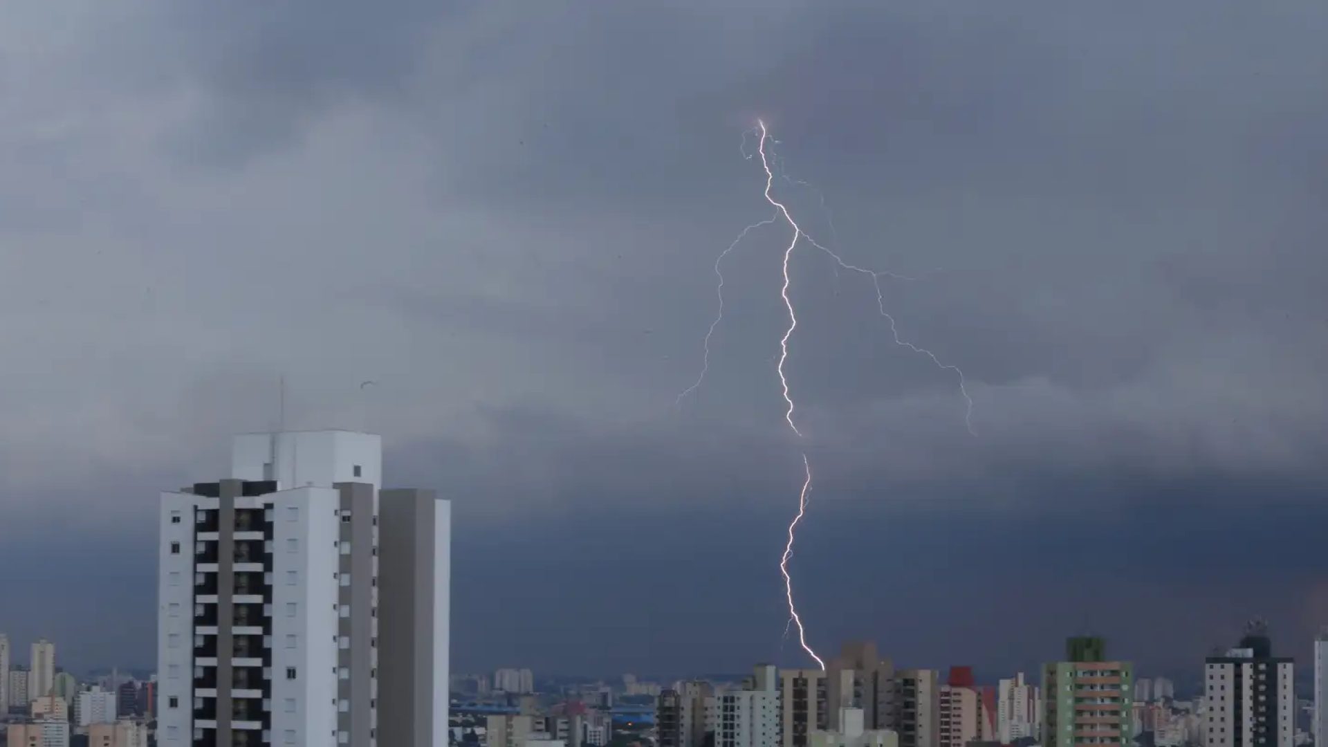 Chuva em SP provoca alagamentos e deixa zona leste em estado de alerta