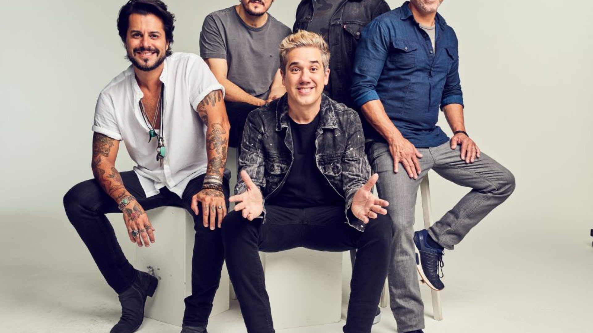 Jota Quest lança releitura de “Que Beleza” com Os Garotin e Carlinhos Brown