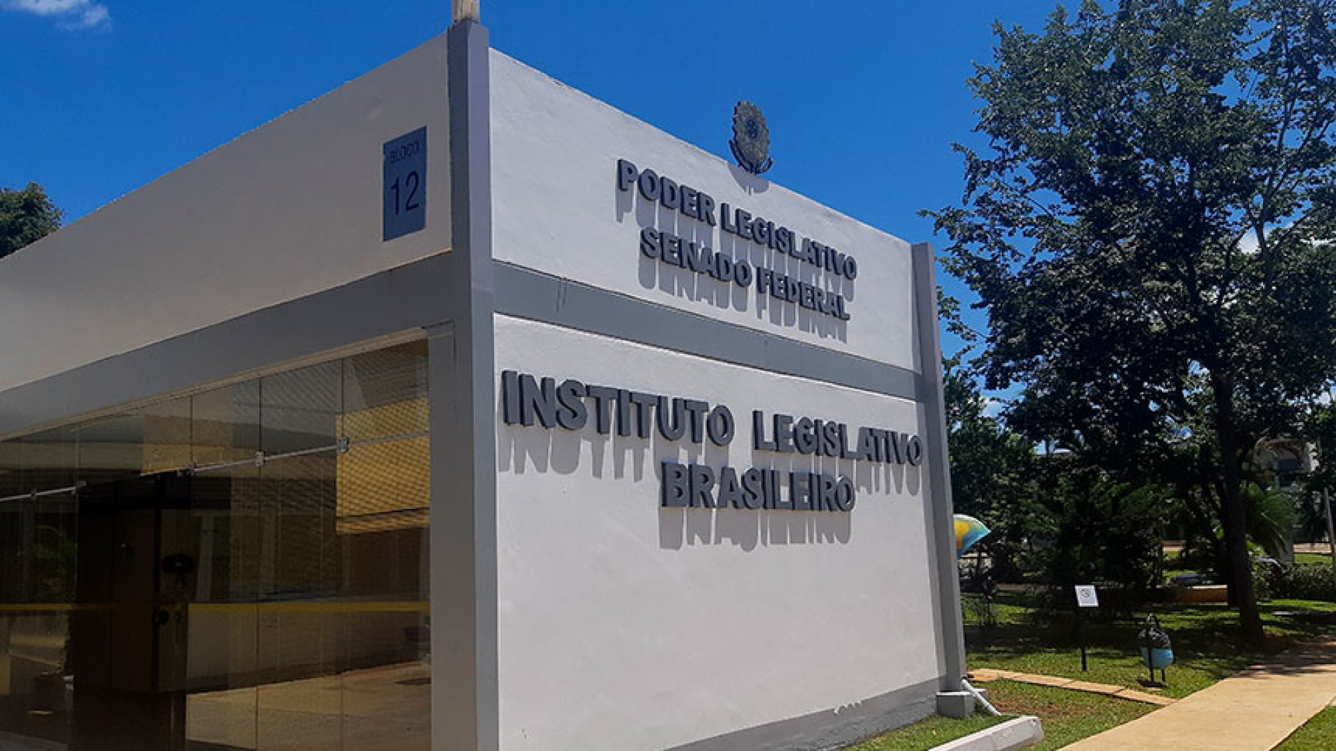 O Instituto Legislativo Brasileiro (ILB) exerce as prerrogativas de Escola de Governo do Senado Federal, que consistem em gerir e executar a Política de Capacitação do Senado Federal e o Programa de Integração e Modernização do Poder Legislativo Brasileiro (Interlegis).