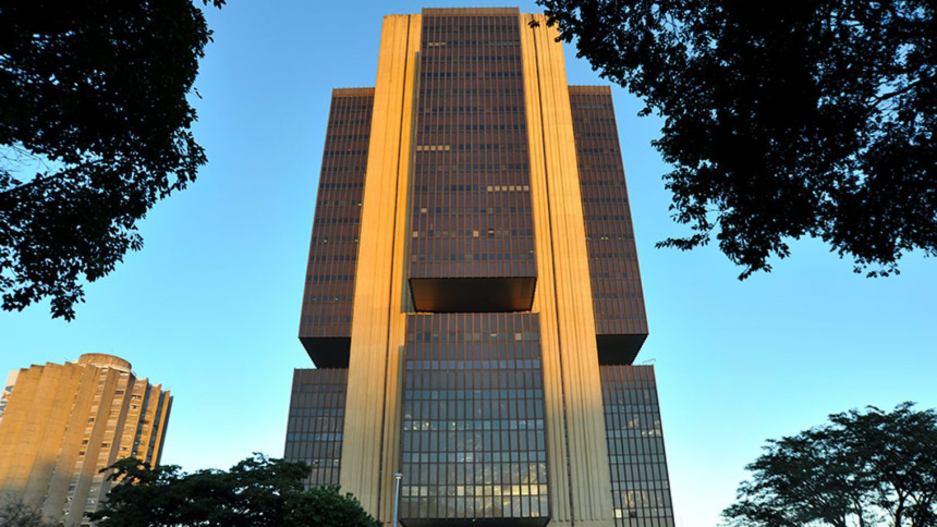 O Banco Central do Brasil é uma autarquia federal integrante do Sistema Financeiro Nacional, sendo vinculado ao Ministério da Economia.