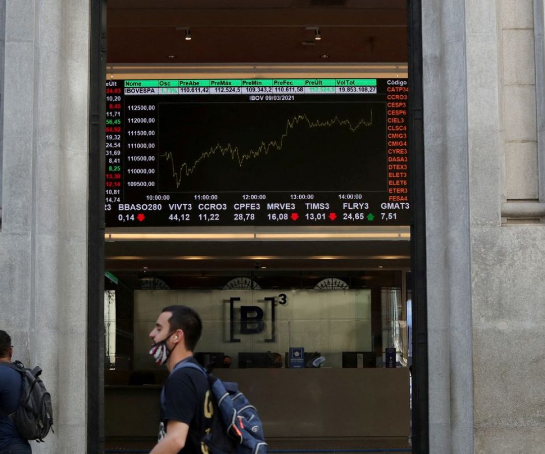 Bolsa volta a bater recorde e encosta em 162 mil pontos