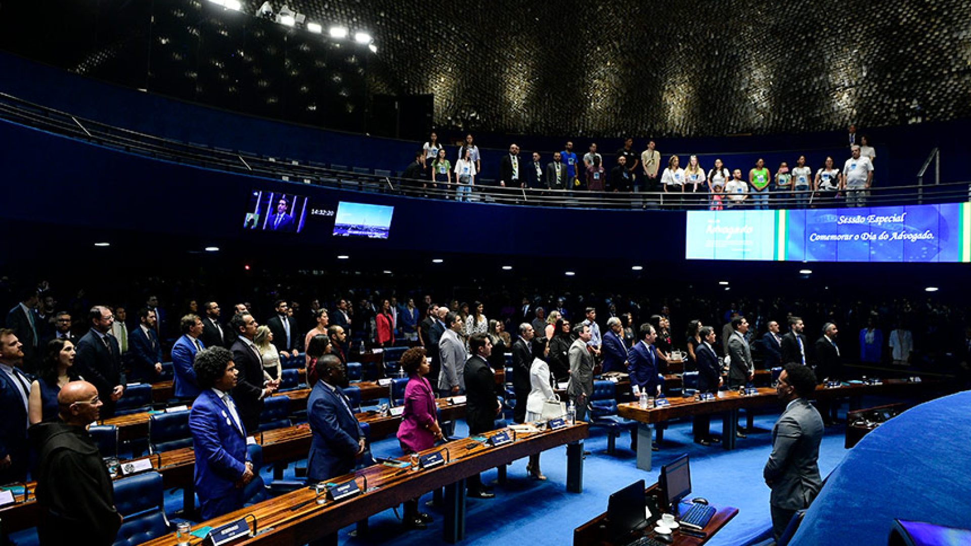 Parlamentares e convidados acompanham execução do Hino Nacional.