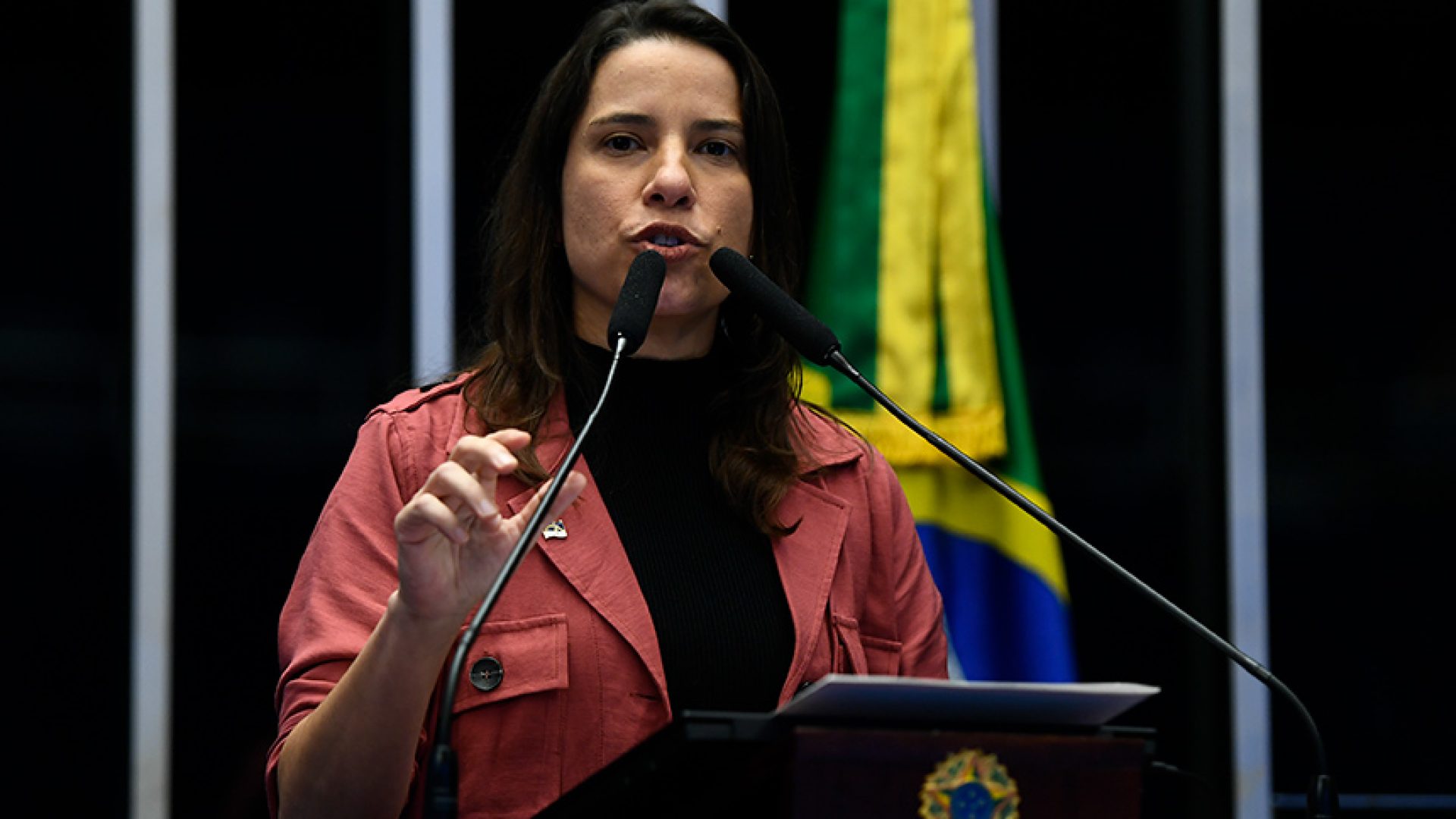 Em discurso, à tribuna, governadora de Pernambuco, Raquel Lyra.