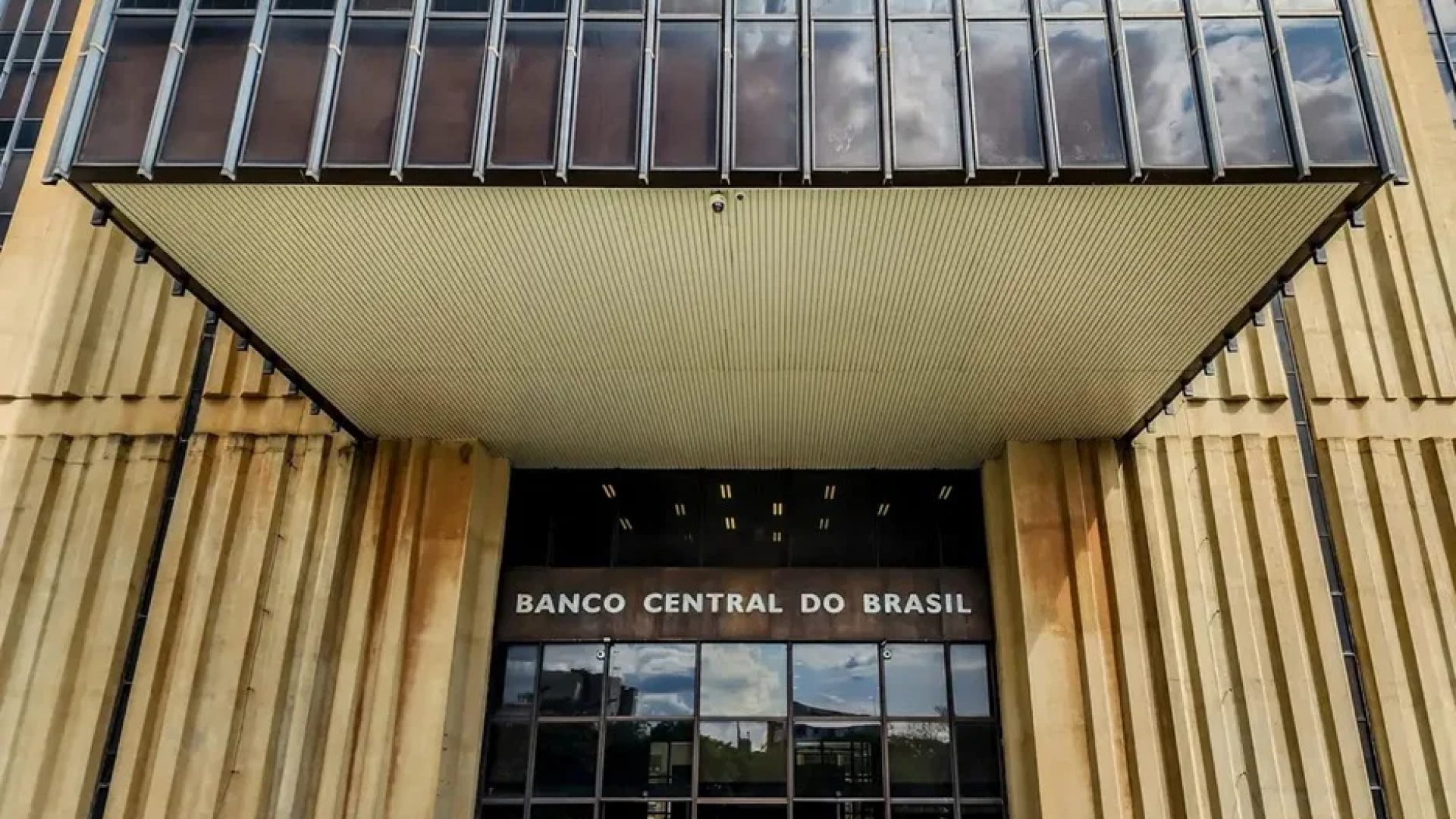 Fotografia da fachada do Banco Central do Brasil para ilustrar matérias sobre a taxa básica de juros, a Selic, o boletim focus, a inflação super quarta