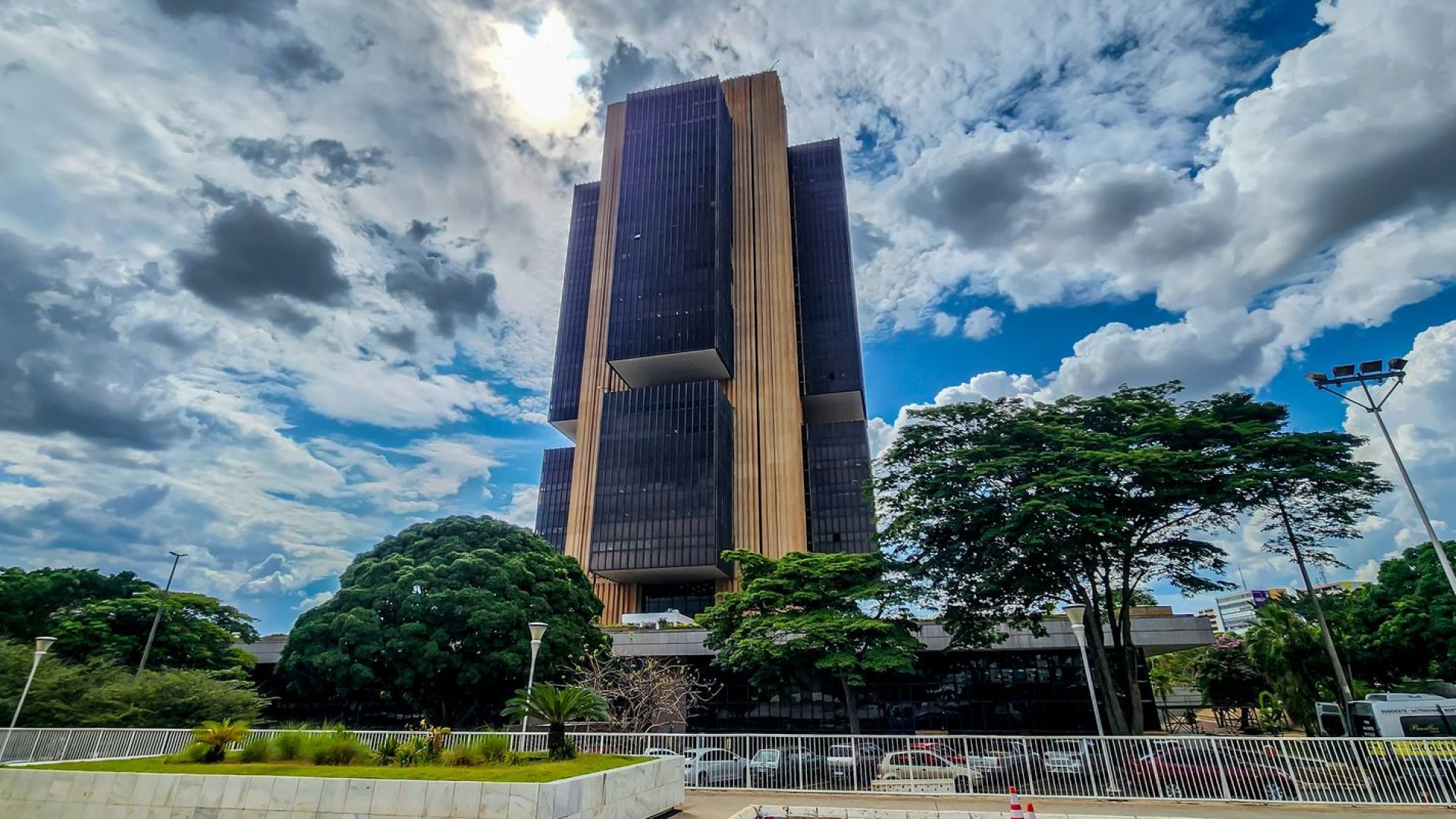 Juros pressionam a dívida mais que gastos públicos, dizem economistas