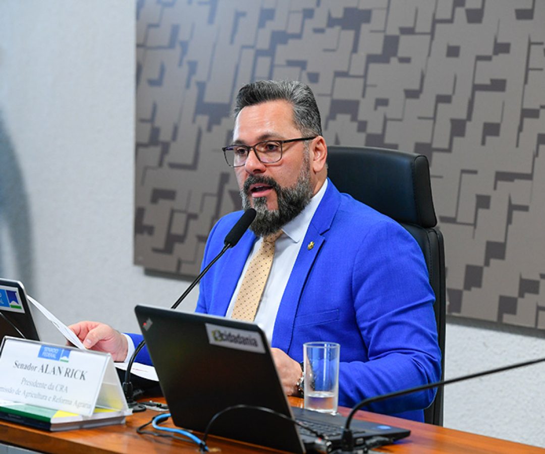 À mesa, presidente da CRA, senador Alan Rick (União-AC), conduz reunião.