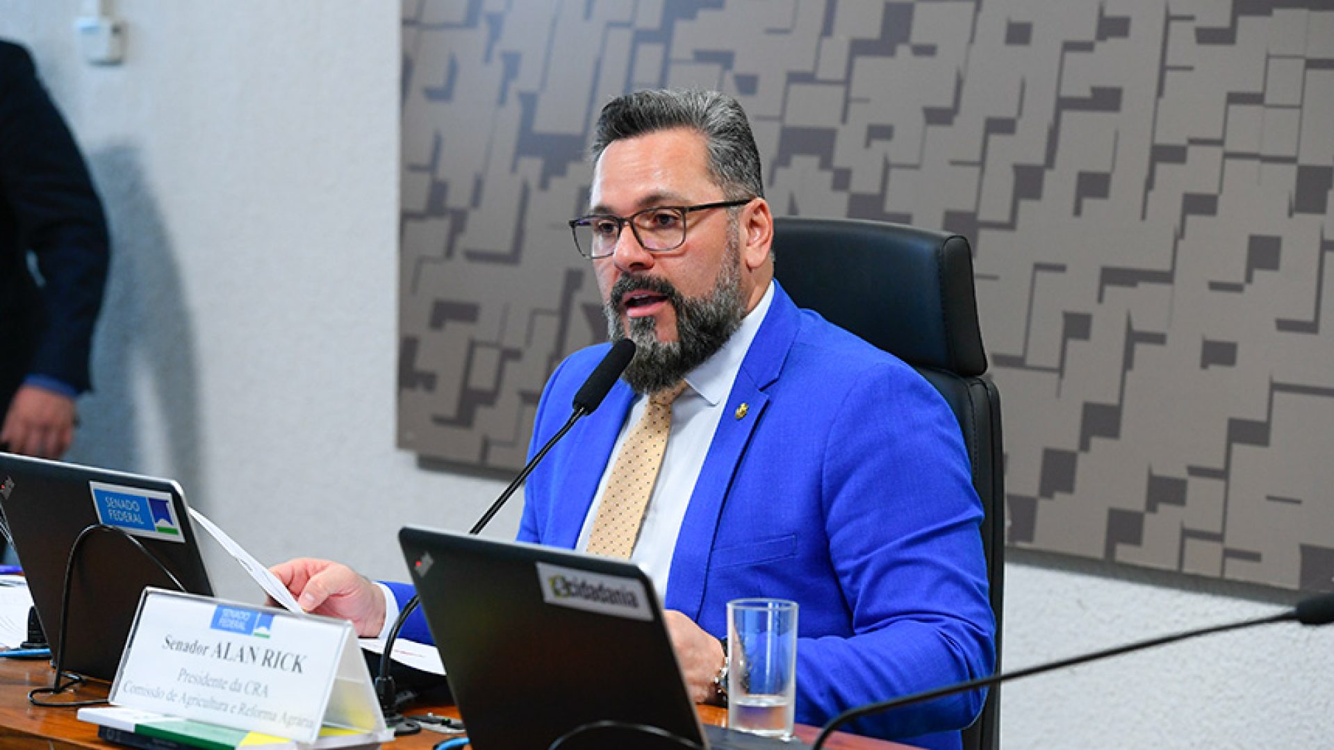 À mesa, presidente da CRA, senador Alan Rick (União-AC), conduz reunião.