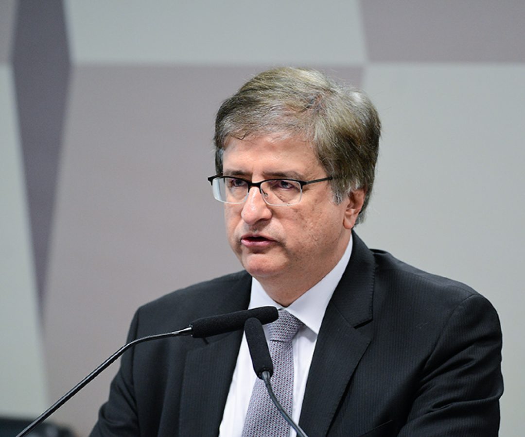 À mesa, indicado para exercer o cargo de Procurador-Geral da República, Paulo Gustavo Gonet Branco (MSF 89/2023), inicia sua apresentação. Gonet afirma que toda sua vida profissional foi marcada pela atividade jurídica.