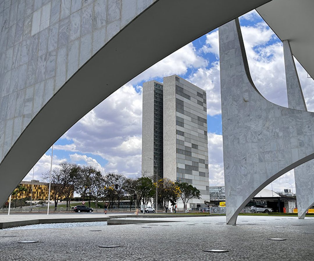 Sede das duas Casas do Poder Legislativo e um dos mais famosos cartões postais do Brasil, o Palácio do Congresso Nacional é composto por duas cúpulas e duas torres de 28 andares, que abrigam a Câmara dos Deputados e o Senado Federal.