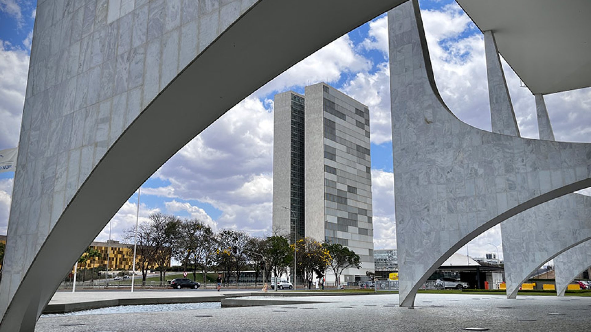 Sede das duas Casas do Poder Legislativo e um dos mais famosos cartões postais do Brasil, o Palácio do Congresso Nacional é composto por duas cúpulas e duas torres de 28 andares, que abrigam a Câmara dos Deputados e o Senado Federal.