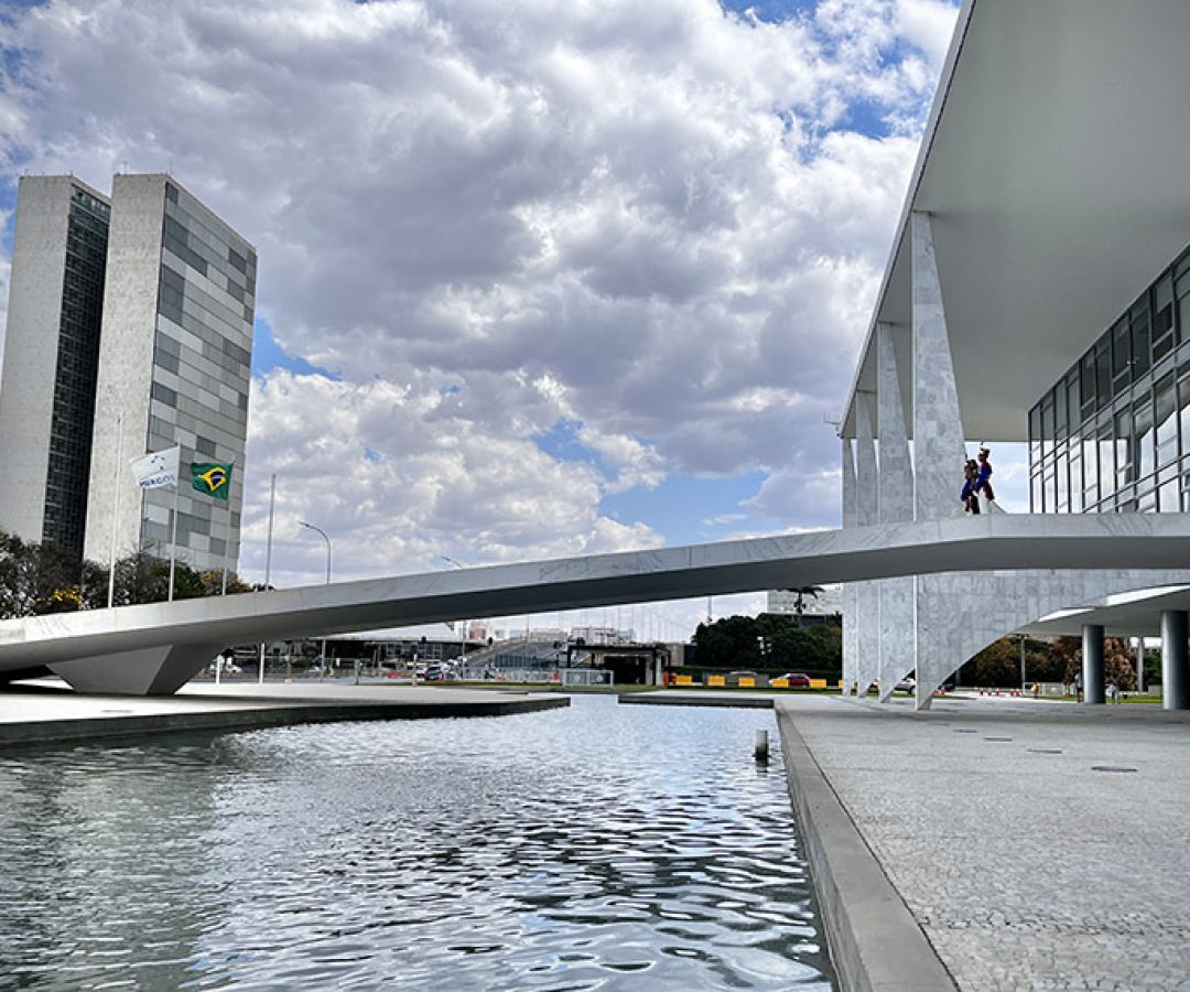Sede das duas Casas do Poder Legislativo e um dos mais famosos cartões postais do Brasil, o Palácio do Congresso Nacional é composto por duas cúpulas e duas torres de 28 andares, que abrigam a Câmara dos Deputados e o Senado Federal.
