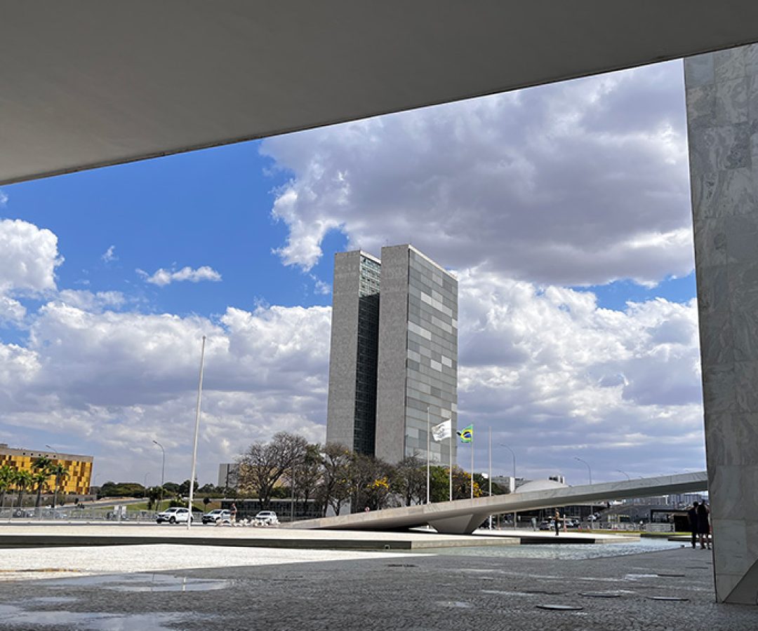 Sede das duas Casas do Poder Legislativo e um dos mais famosos cartões postais do Brasil, o Palácio do Congresso Nacional é composto por duas cúpulas e duas torres de 28 andares, que abrigam a Câmara dos Deputados e o Senado Federal.