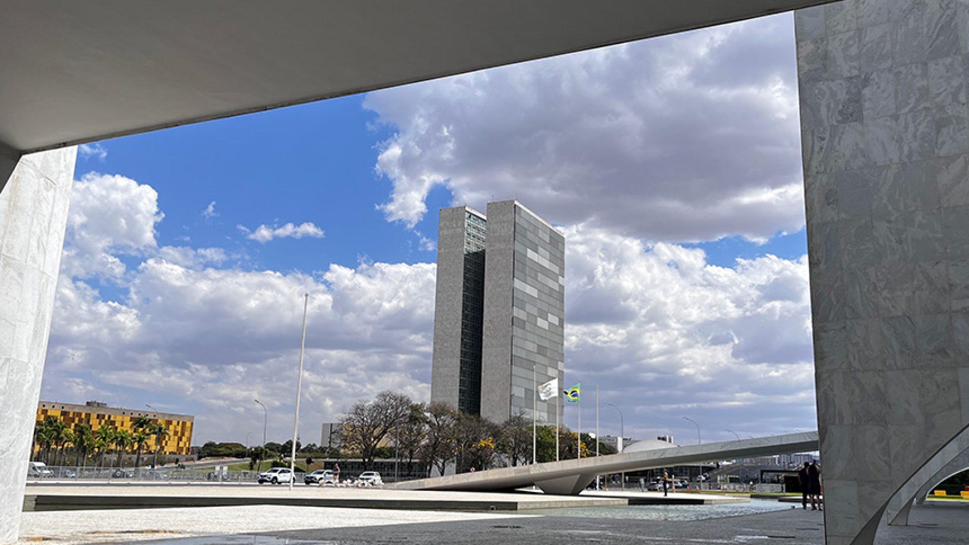 Sede das duas Casas do Poder Legislativo e um dos mais famosos cartões postais do Brasil, o Palácio do Congresso Nacional é composto por duas cúpulas e duas torres de 28 andares, que abrigam a Câmara dos Deputados e o Senado Federal.