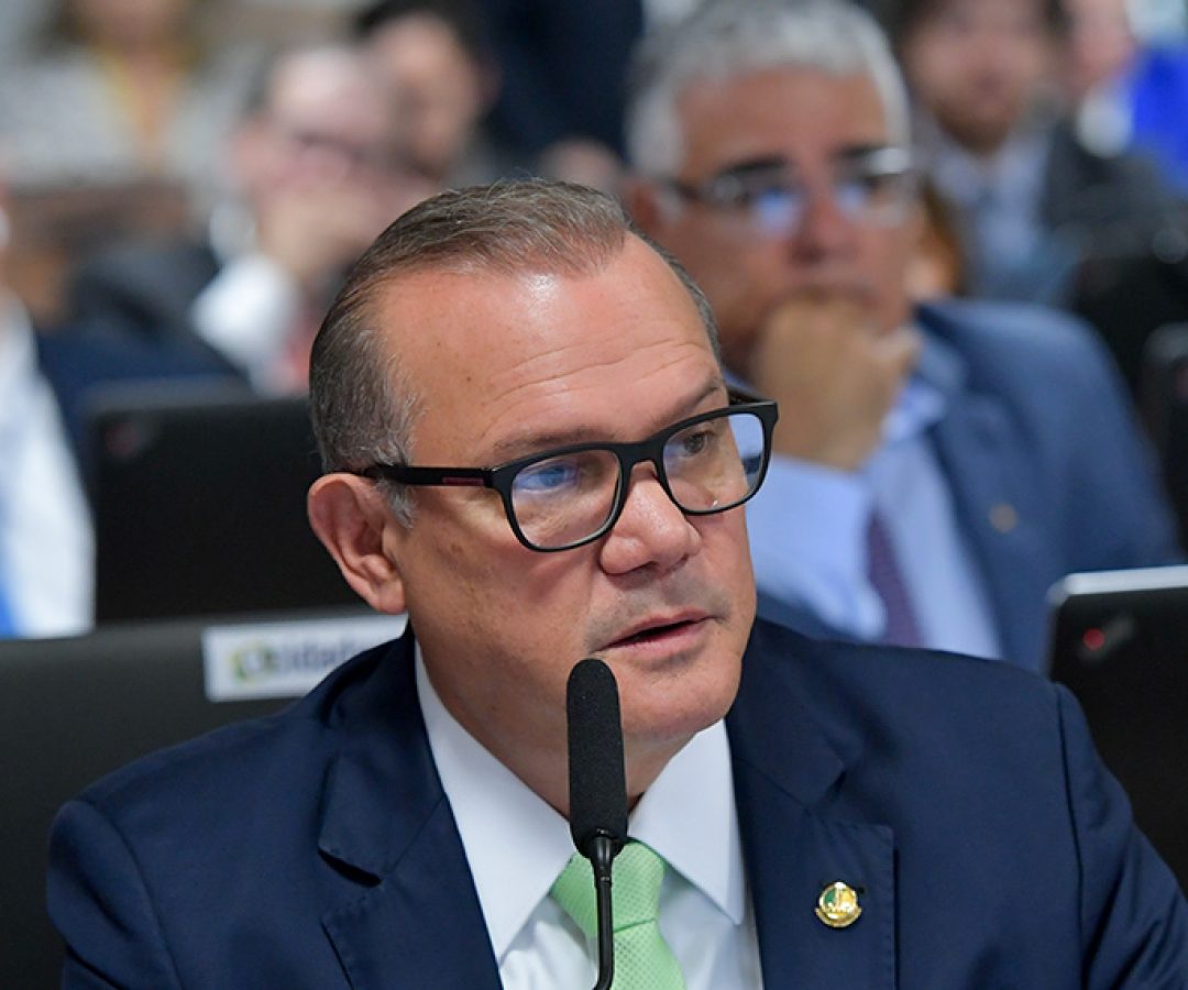Em pronunciamento, à bancada, senador Wellington Fagundes (PL-MT).