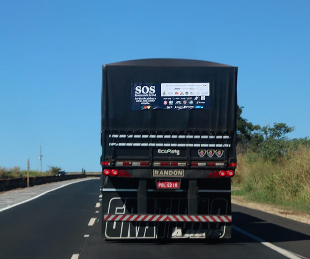 As doações foram arrecadadas pela Liga do Bem, um grupo de trabalho voluntário formado por servidores do Senado, e a carreta foi cedida por um motorista amigo de um servidor aposentado do Senado.