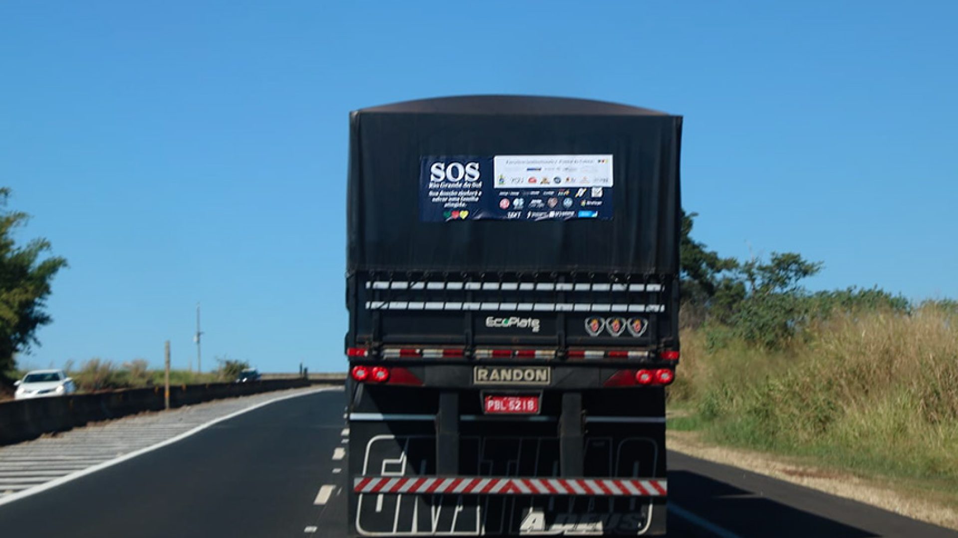 As doações foram arrecadadas pela Liga do Bem, um grupo de trabalho voluntário formado por servidores do Senado, e a carreta foi cedida por um motorista amigo de um servidor aposentado do Senado.