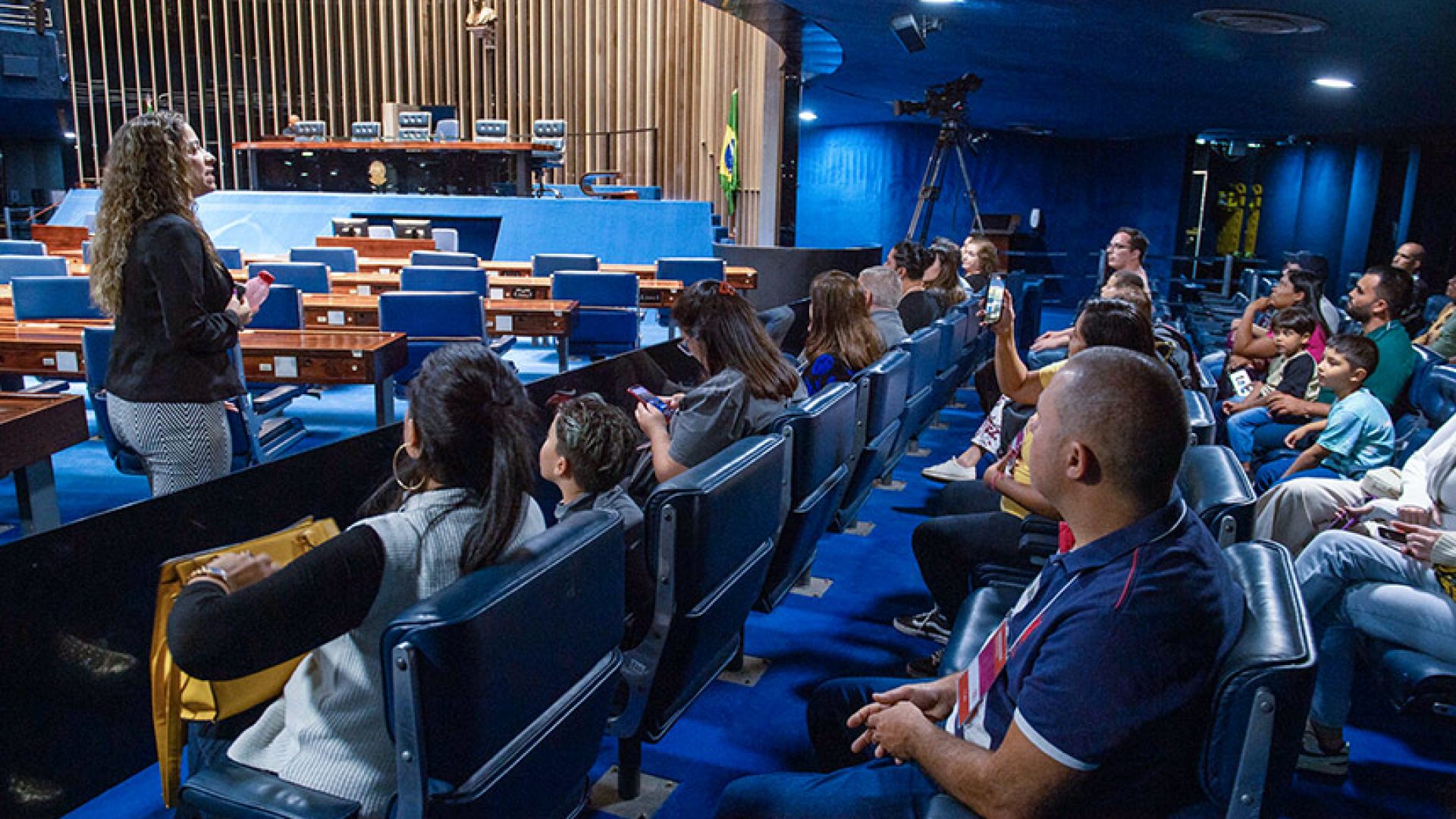 Fora do recesso parlamentar, as visitas ao Congresso Nacional podem ser realizadas em dias úteis (exceto terças e quartas-feiras), aos finais de semana e feriados, das 9h às 17h. A cada 30 minutos é iniciado um tour com no máximo 50 visitantes presentes.