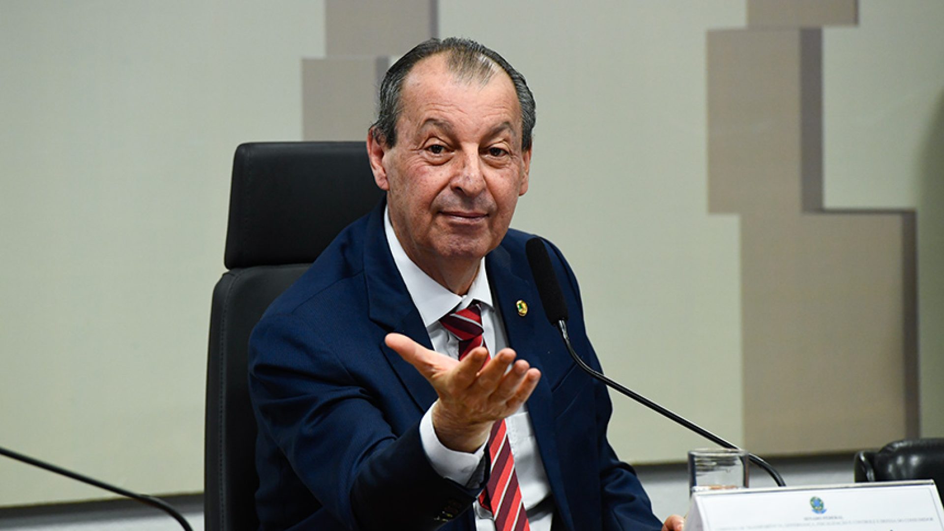 À mesa, presidente da CTFC, senador Omar Aziz (PSD-AM), conduz reunião.