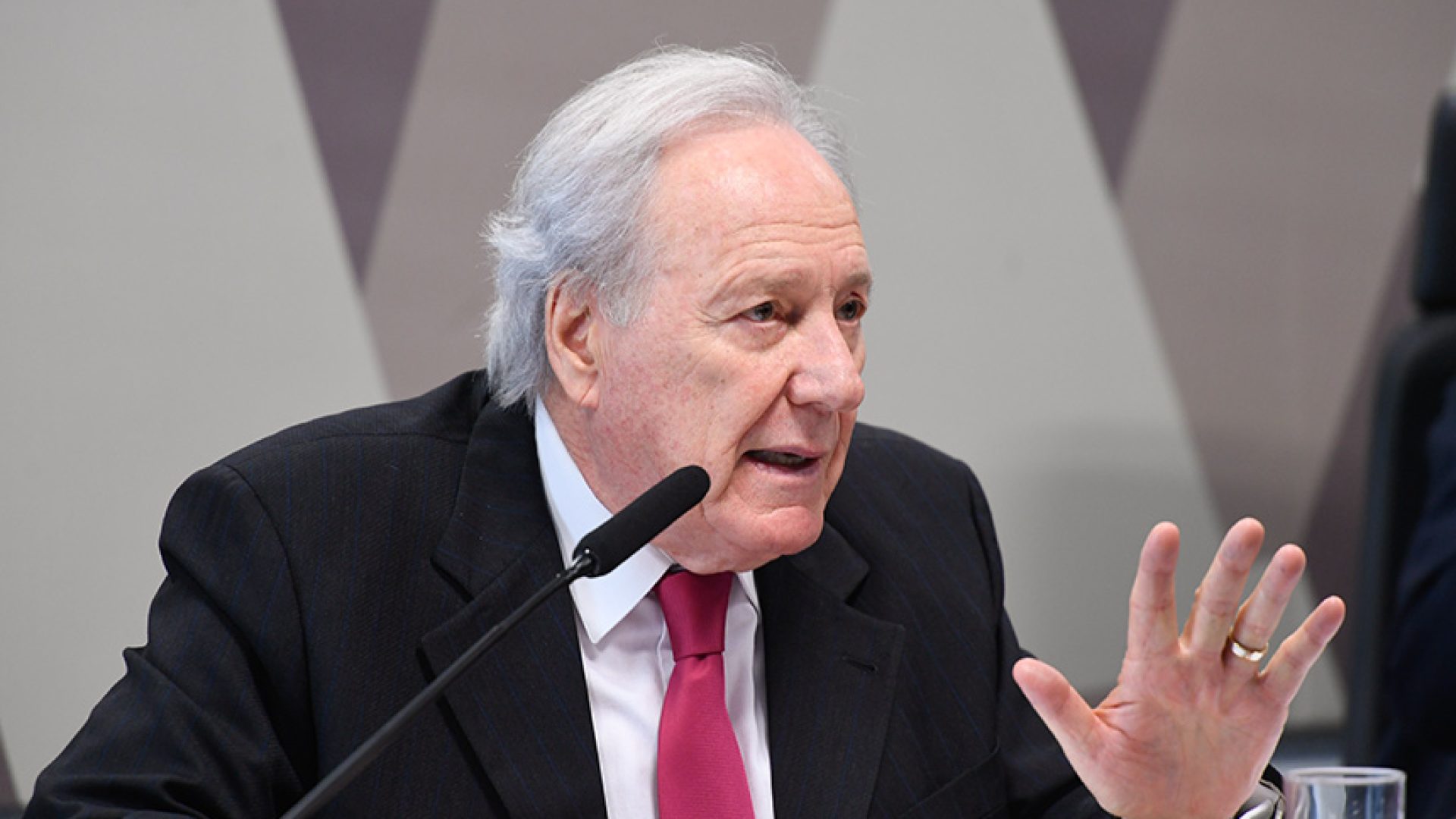 À mesa, em pronunciamento, ministro de Estado da Justiça e Segurança Pública, Ricardo Lewandowski.