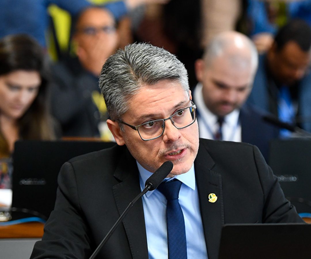 À bancada, em pronunciamento, relator do PL 2.687/2022, senador Alessandro Vieira (MDB-SE).
